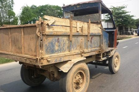 Xe công nông vẫn ngông nghênh trên đường