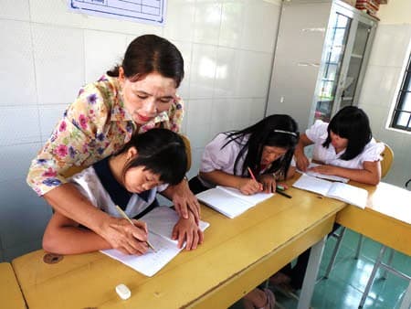 Cùng trẻ khuyết tật vui Tết Trung thu