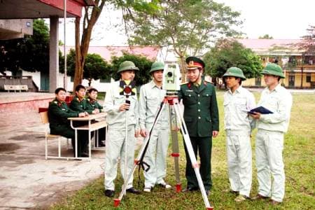 Gắn liền lý thuyết với thực hành, nhà trường với xã hội