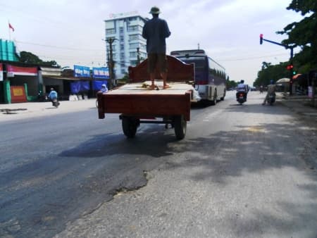 Xe ngựa “làm xiếc” trên Quốc lộ 1A