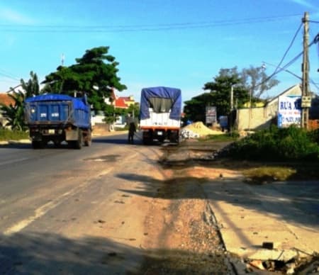 Rửa xe dưới lòng đường