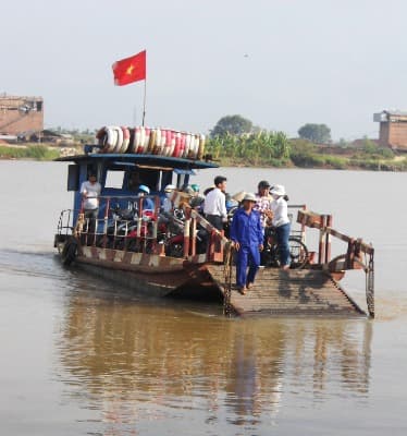 Khách đi phà không mặc áo phao