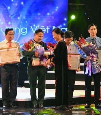 Viettel tặng một tỷ đồng giúp phụ nữ nghèo mua thẻ bảo hiểm y tế