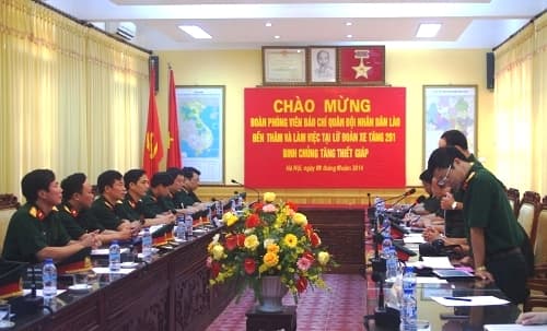 Đoàn cán bộ, phóng viên báo chí QĐND Lào thăm Lữ đoàn xe tăng 201