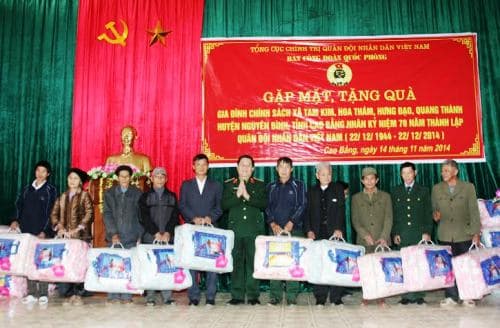 Tổng cục Chính trị trao quà tặng đồng bào huyện Nguyên Bình (Cao Bằng)