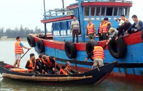 Cứu hộ 6 thuyền viên bị chìm tàu tại vùng biển Quảng Trị