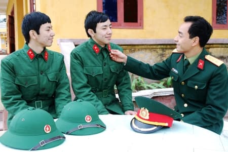 Hai anh em sinh đôi cùng nhập ngũ