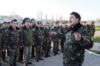 Ukraine chỉ thị rút quân khỏi Crưm