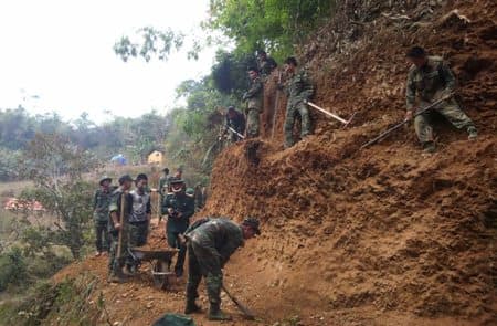 Tấm lòng chiến sĩ về làng giúp dân