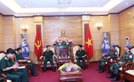 Trung tướng Nguyễn Trọng Nghĩa động viên 2 cán bộ tham gia gìn giữ hòa bình LHQ
