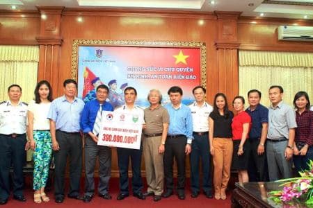 Trao tặng 300 triệu đồng ủng hộ lực lượng Cảnh sát biển Việt Nam