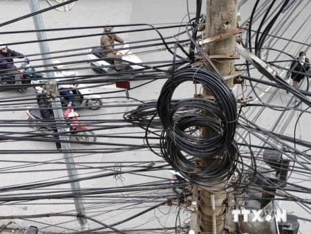 Hà Nội cắt bỏ hơn 10.000m dây, cáp treo trên cột điện
