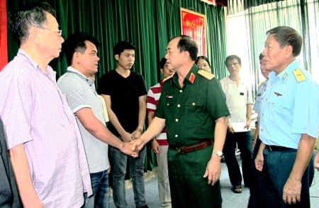 Thăm hỏi, động viên thân nhân quân nhân hy sinh, bị thương trong vụ tai nạn máy bay