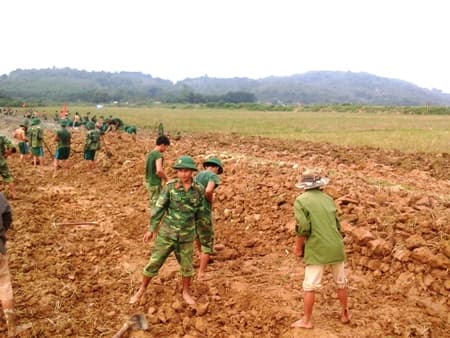 Bộ đội Tiểu đoàn Công binh 17 (Sư đoàn 324): Giúp dân xây dựng nông thôn mới