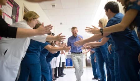 Hai bác sĩ nhiễm Ebola đã xuất viện sau khi được điều trị bằng thuốc thử nghiệm Zmapp