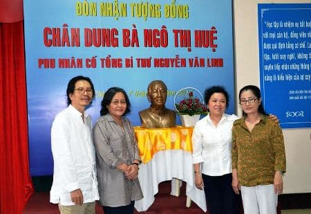 Bảo tàng Phụ nữ Nam Bộ đón nhận tượng đồng chân dung phu nhân cố Tổng Bí thư Nguyễn Văn Linh