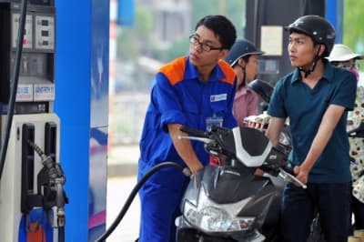 Giá xăng giảm tiếp 500 đồng mỗi lít