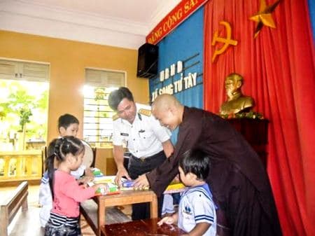Rộn ràng khai giảng năm học mới ở Trường Sa