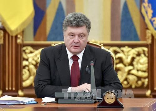 Tổng thống Ukraine trả lời đề nghị của Tổng thống Nga về rút vũ khí hạng nặng