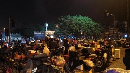 Mất an toàn giao thông tại chợ đầu mối Long Biên