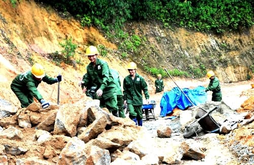 Nụ hôn “đặc biệt” trên cung đường tuần tra biên giới