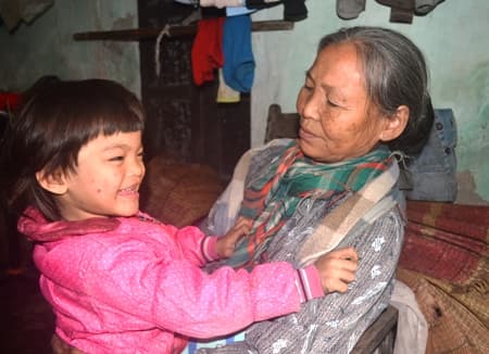 Cháu bé 5 tuổi chờ hơi ấm Xuân muộn