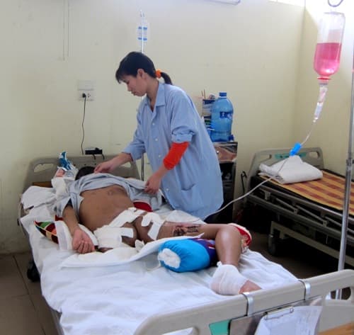 Thương anh Trần Văn Nhã bị hoại tử hai chân