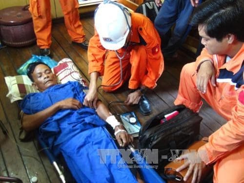Khánh Hòa: Cứu nạn kịp thời ngư dân bị tai nạn lao động ở vùng biển Trường Sa