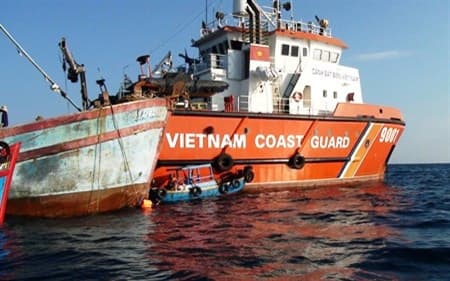 Vùng Cảnh sát biển 3 cứu nạn tàu cá và 13 ngư dân trên biển
