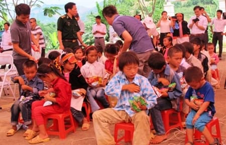 Học sinh bản "đu dây" có nhà bán trú