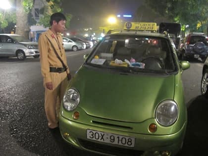 Phát hiện 130 dụng cụ đập đá và ma túy trong xe taxi