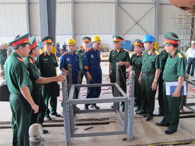 Thượng tướng Nguyễn Chí Vịnh thăm, kiểm tra Xí nghiệp liên hợp Sông Thu