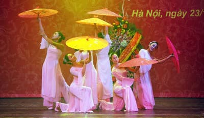 Những nghệ sĩ mặc áo lính
