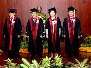 Trao bằng Tiến sĩ danh dự cho các nhà Lãnh đạo Lào