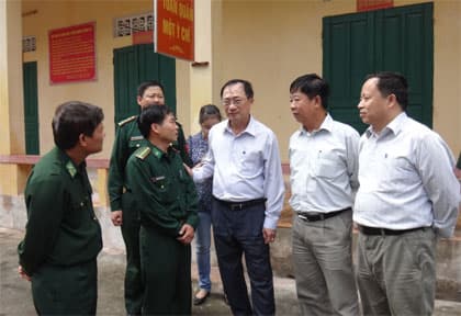 Trắng đêm vượt sóng dữ cứu dân