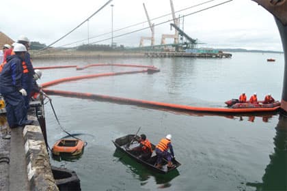 Xử lý sự cố tràn dầu FO tại cảng Dung Quất
