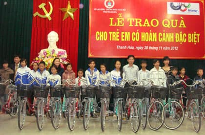 Trao học bổng giáo dục và hỗ trợ y tế cho trẻ em có hoàn cảnh đặc biệt tại Thanh Hóa