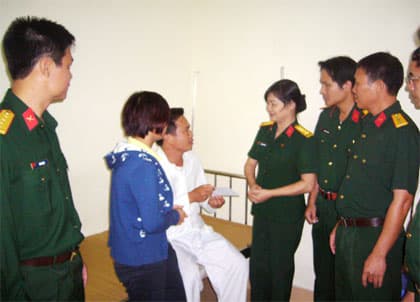 Nhiệt tình cứu người, dũng cảm truy bắt đối tượng gây tai nạn