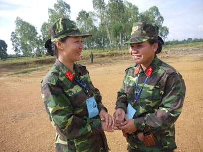 Những bóng hồng thi tài bắn súng