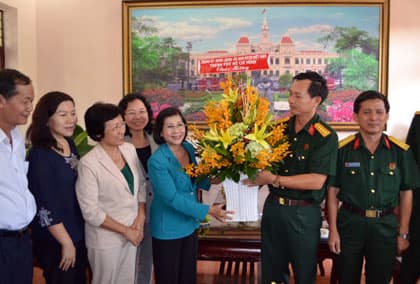 Lãnh đạo TP Hồ Chí Minh chúc mừng các đơn vị quân đội