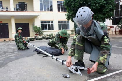 Lính công binh cứu hộ