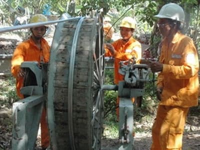 Tàu vận tải Bắc Nam đi sai luồng kéo đứt cáp điện