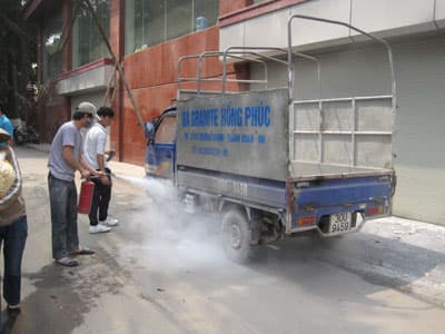 Kịp thời dập tắt vụ cháy xe ô tô