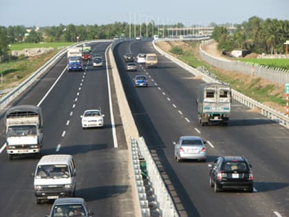 Đặt trạm thu phí để giảm tải cho Quốc lộ 1A và hoàn vốn cho đường cao tốc