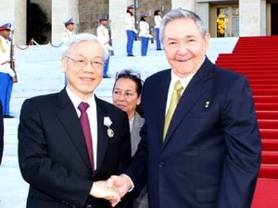 Tổng Bí thư đến thăm lãnh tụ Cuba Fidel Castro