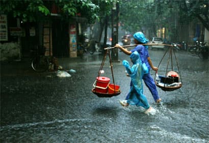 Hà Nội mưa lớn bất thường vào sáng sớm