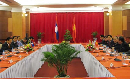 Phó Thủ tướng Nguyễn Xuân Phúc hội đàm với Phó Thủ tướng Chính phủ nước CHDCND Lào