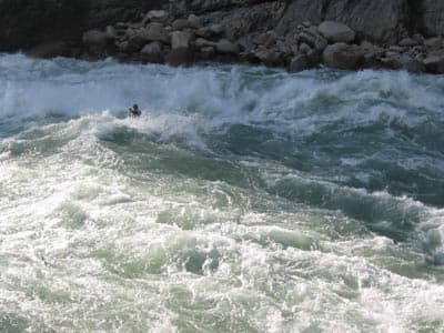 Phà chở 350 người ở Ấn Độ gãy làm đôi