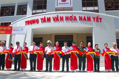 Thăm, tặng quà quân-dân huyện đảo Trường Sa và nhà giàn DK1