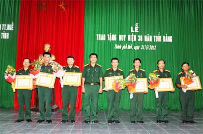 Trao tặng huy hiệu 30 năm tuổi Đảng